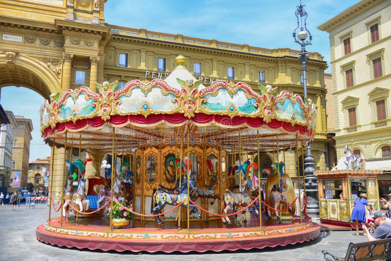FLORENCIA, ITALIA - junio de 2017: Carrusel en el della Repubblica de la plaza en Florencia imagen de archivo FLORENCIA, ITALIA - junio de 2017: Carrusel en el della Repubblica de la plaza en Florencia imagen de archivo