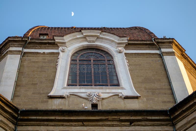 Florencja, Włochy - 22 Kwiecień, 2018: od podstaw spojrzenie na kościół San Lorenzo w wieczór z półksiężyc nad ono obrazy stock Florencja, Włochy - 22 Kwiecień, 2018: od podstaw spojrzenie na kościół San Lorenzo w wieczór z półksiężyc nad ono obrazy stock