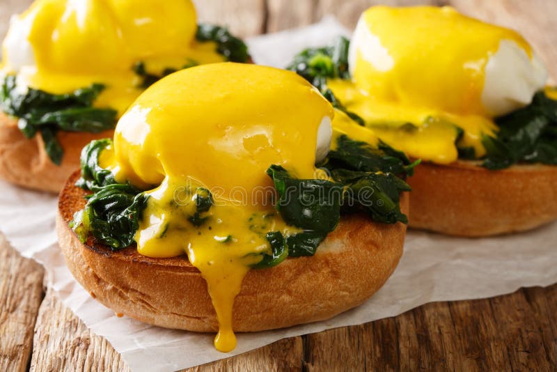 Florentine Eggs with Spinach and Hollandaise Sauce on a Crispy Bun