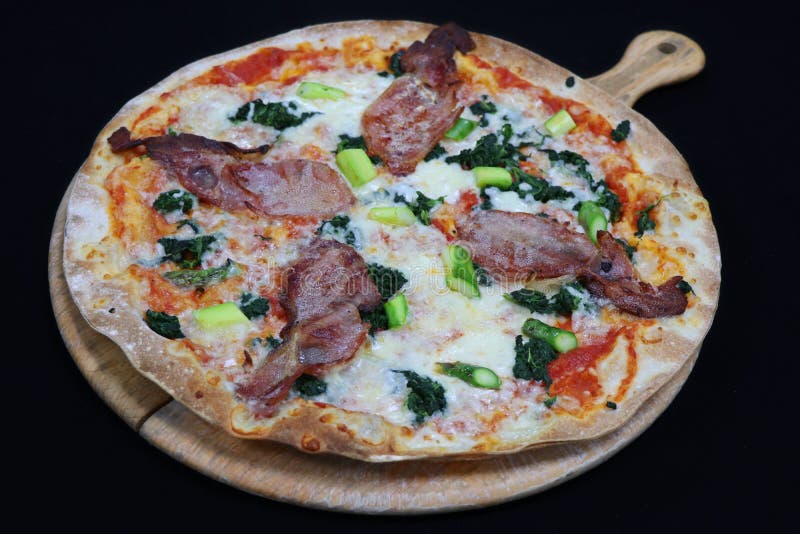Florentine pizza för tunn skorpa med bacon och spenat fotografering för bildbyråer Florentine pizza för tunn skorpa med bacon och spenat fotografering för bildbyråer
