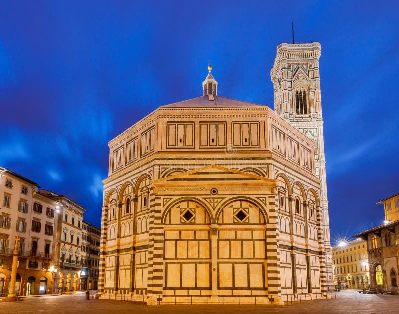 Florenz Baptistery nachts lizenzfreie stockfotos Florenz Baptistery nachts lizenzfreie stockfotos