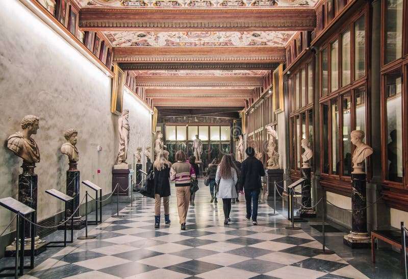 Florença, Itália - 1º de janeiro de 2017: Turistas que visitam a exposição Art Gallery Ufitsii foto de stock Florença, Itália - 1º de janeiro de 2017: Turistas que visitam a exposição Art Gallery Ufitsii foto de stock