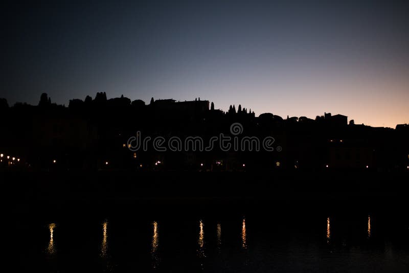 Florença, Itália - em outubro de 2017 Vista cênico de Florença após o por do sol Florença, Itália imagens de stock royalty free Florença, Itália - em outubro de 2017 Vista cênico de Florença após o por do sol Florença, Itália imagens de stock royalty free