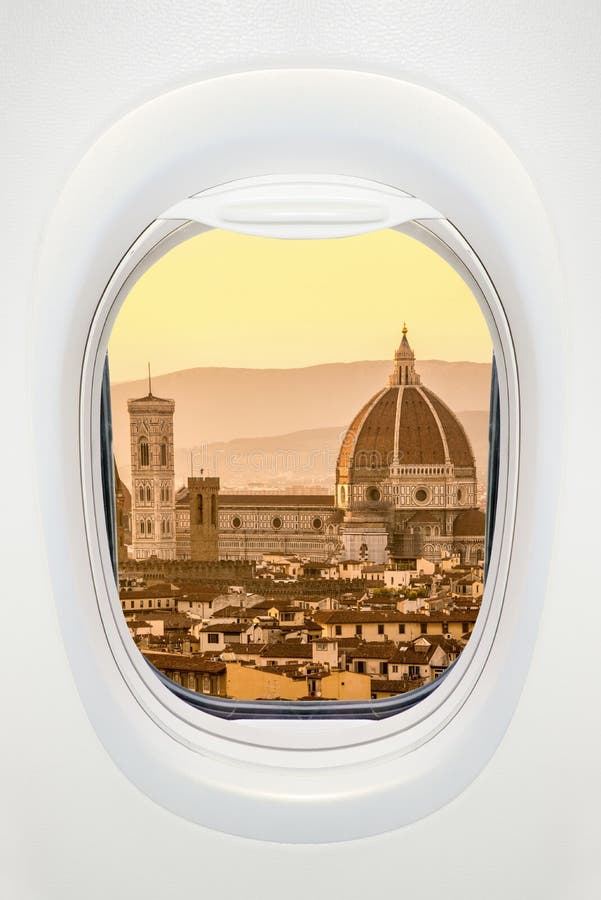 Florença no por do sol visto completamente a janela do avião, curso em Europa imagens de stock royalty free Florença no por do sol visto completamente a janela do avião, curso em Europa imagens de stock royalty free