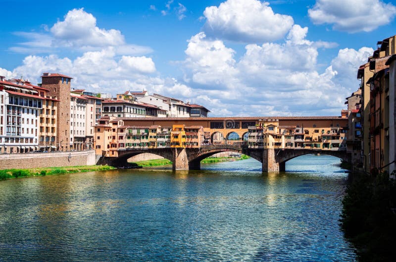 Florença ou Firenze, uma opinião Arno River e a ponte de Ponte Vecchio fotos de stock royalty free Florença ou Firenze, uma opinião Arno River e a ponte de Ponte Vecchio fotos de stock royalty free