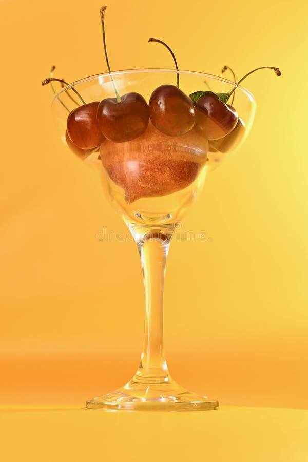 Florero con vertical de la fruta fotografía de archivo libre de regalías Florero con vertical de la fruta fotografía de archivo libre de regalías