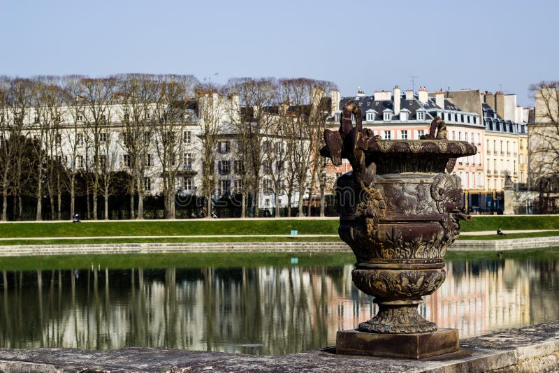 Florero De Bronce En El Palacio De Francia De Los Jardines De Versalles