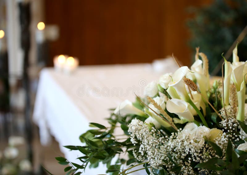 Florero De Muchas Flores En Un Altar En La Iglesia Y Las Velas Foto de archivo - Imagen de persona, ningunos: 117289202 Florero De Muchas Flores En Un Altar En La Iglesia Y Las Velas Foto de archivo - Imagen de persona, ningunos: 117289202