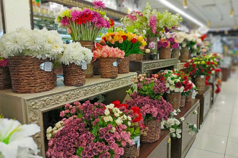 Flores Artificiais São Vendidas Na Loja Imagem de Stock - Imagem de verde,  cliente: 161973467