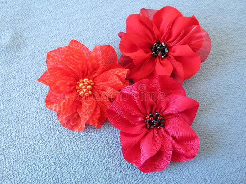 Flores Artificiais Vermelhas Da Tela Imagem de Stock - Imagem de flores,  vermelho: 32687571