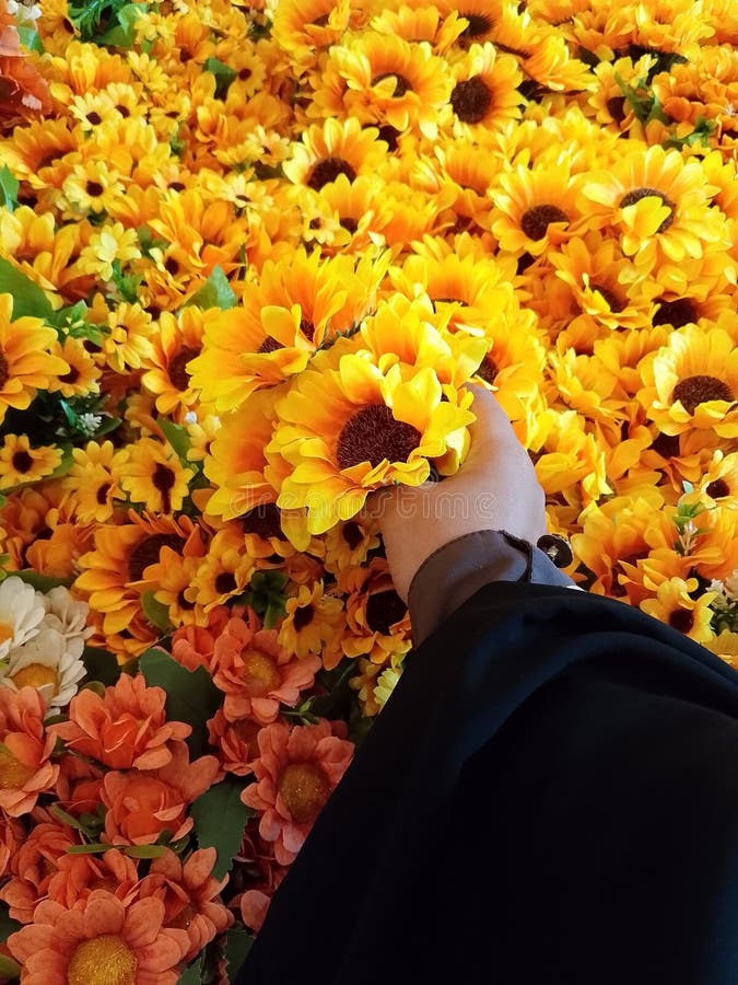 Flores artificiales vibrantes en una colorida pantalla floral fotografía de archivo libre de regalías
