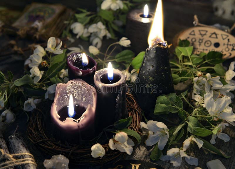 https://thumbs.dreamstime.com/b/flores-blancas-velas-negras-y-objetos-m%C3%ADsticos-119200741.jpg