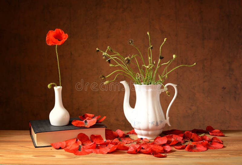Flores Caídas Con Las Amapolas Rojas, Los Libros Y Un Florero Foto de archivo - Imagen de flores, flor: 73447962 Flores Caídas Con Las Amapolas Rojas, Los Libros Y Un Florero Foto de archivo - Imagen de flores, flor: 73447962