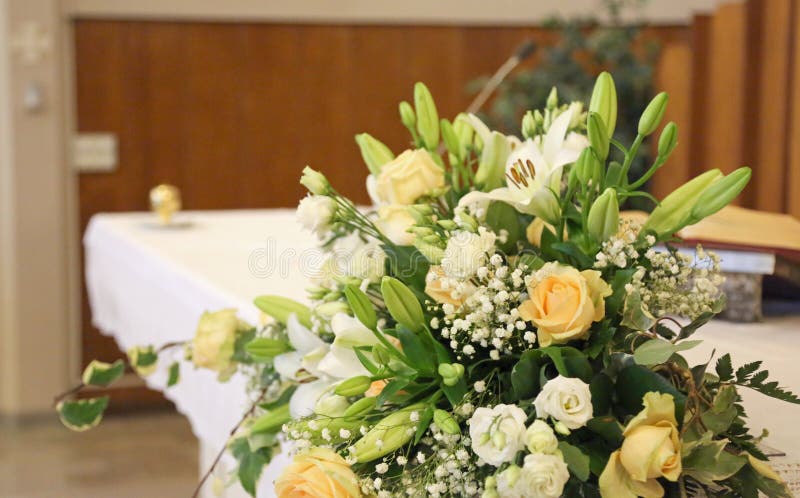 flores con las rosas y los narcisos encima del altar de la iglesia durante la ceremonia religiosa fotografía de archivo libre de regalías flores con las rosas y los narcisos encima del altar de la iglesia durante la ceremonia religiosa fotografía de archivo libre de regalías