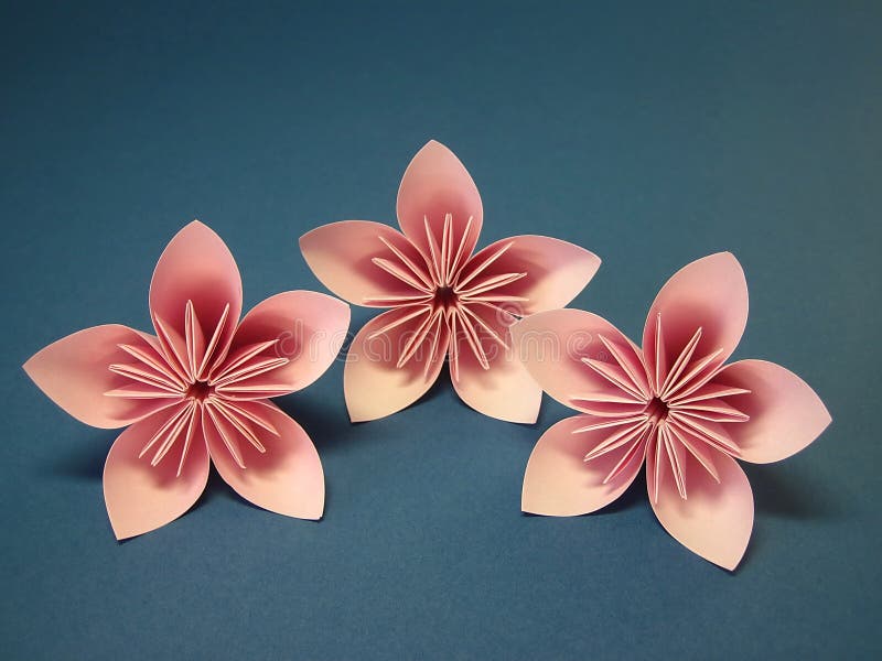 Flores cor-de-rosa do origami imagens de stock royalty free Flores cor-de-rosa do origami imagens de stock royalty free