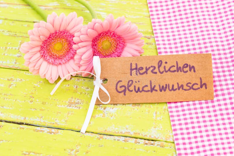 Flores cor-de-rosa e texto alemão do cartão, Herzlichen Glueckwunsch, felicitações dos meios para o casamento ou o dia de Valenti fotos de stock royalty free Flores cor-de-rosa e texto alemão do cartão, Herzlichen Glueckwunsch, felicitações dos meios para o casamento ou o dia de Valenti fotos de stock royalty free