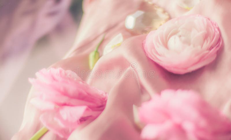 flores cor-de-rosa cor-de-rosa na seda macia - casamento, feriado e fundo floral conceito denominado imagem de stock royalty free flores cor-de-rosa cor-de-rosa na seda macia - casamento, feriado e fundo floral conceito denominado imagem de stock royalty free