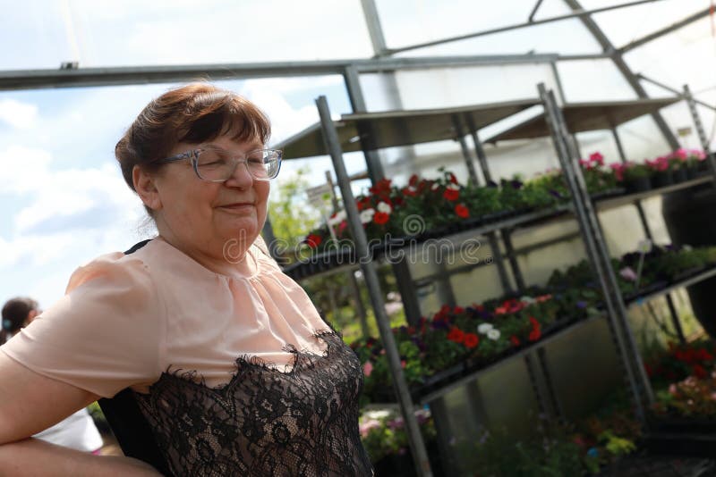 Flores de compra da mulher superior fotografia de stock