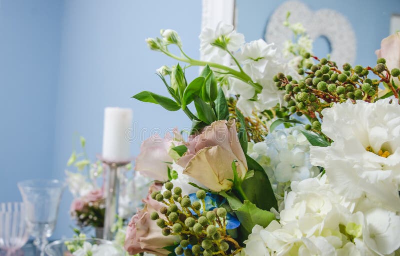 Decoración floral interior del hogar a partir de flores secas naturales o  ramitas fuertes sombras sobre fondo verde