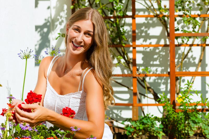 Flores de ocupação do jardineiro da mulher foto de stock royalty free