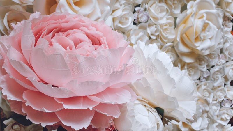 Flores De Papel Grandes Gigantes Plegables Grandes Rosas Rosas De Papel Flor  De Papel Grande Hecha De Papel Ondulado Y Espuma EVA Imagen de archivo -  Imagen de grande, empaquetado: 164887591