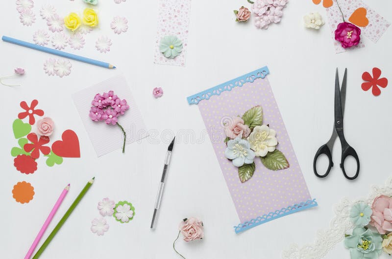 Flores de papel, tesouras e lápis coloridos no fundo branco Scrapbooking imagens de stock royalty free Flores de papel, tesouras e lápis coloridos no fundo branco Scrapbooking imagens de stock royalty free