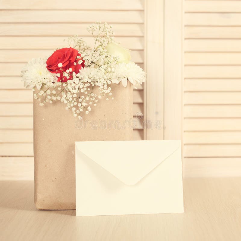 Foto de stock gratuita sobre bolsa de papel, flores, louis vuitton