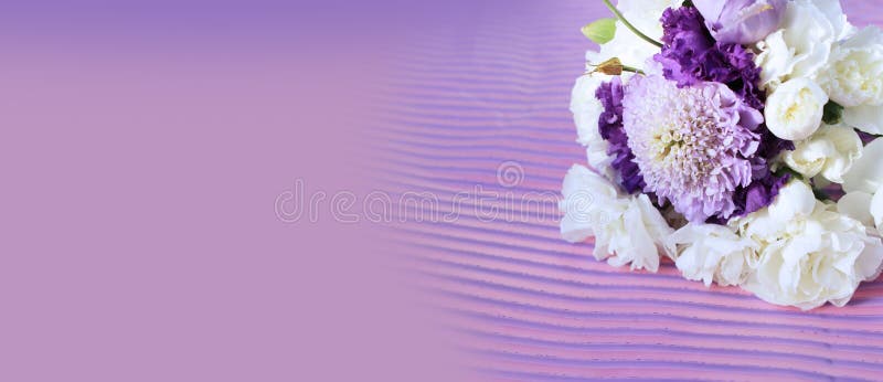 Flores Lilas Y Blancas En El Fondo Lila. Arreglo Floral Festivo. Ramo Lilac. Foto de archivo - Imagen de brillante, manojo: 212322548 Flores Lilas Y Blancas En El Fondo Lila. Arreglo Floral Festivo. Ramo Lilac. Foto de archivo - Imagen de brillante, manojo: 212322548