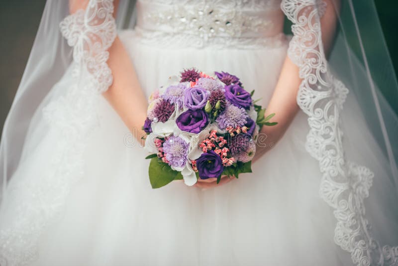 Flores que se casan al novio de la novia imagen de archivo libre de regalías Flores que se casan al novio de la novia imagen de archivo libre de regalías