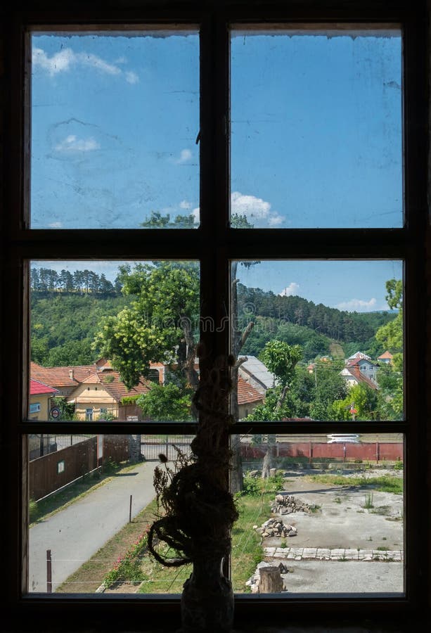 Flores Secadas En Travesaños De La Ventana Con Las Ventanas Que Pasan Por  Alto Las Casas De Campo Cerca De La Colina Foto de archivo - Imagen de  espacio, escénico: 120559756