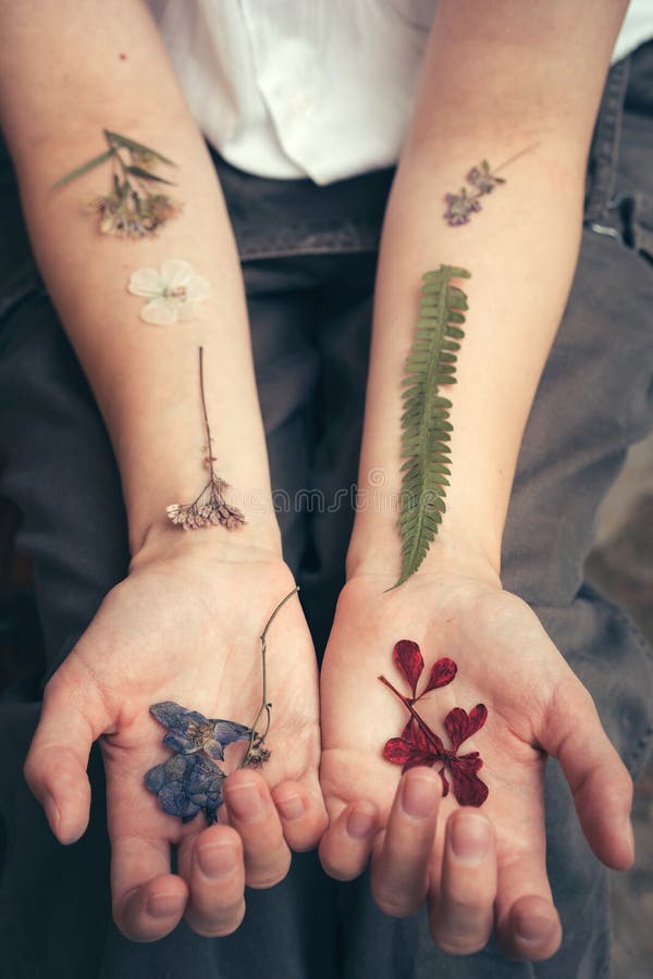 Tatuagem delicada na mao  Small finger tattoos, Small hand tattoos, Hand  tattoos