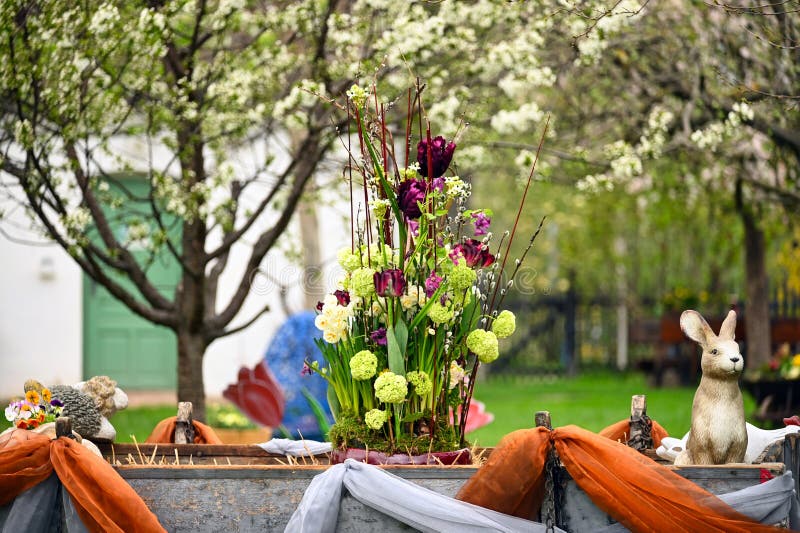 Flores y figuras de conejos de Pascua en el campo. Flores y figuras de los conejos de Pascua en la temporada de primavera en el campo