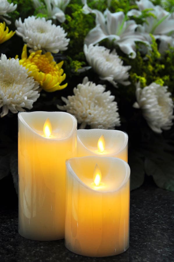 Velas para el funeral foto de archivo. Imagen de seguro 97637234