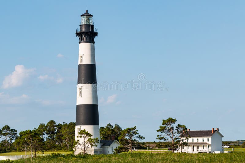 Floresta do farol de Cedar Trees Surrounds Bodie Island imagens de stock Floresta do farol de Cedar Trees Surrounds Bodie Island imagens de stock