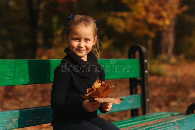 Menina olha como o menino joga o jogo online. dois meninos jogam