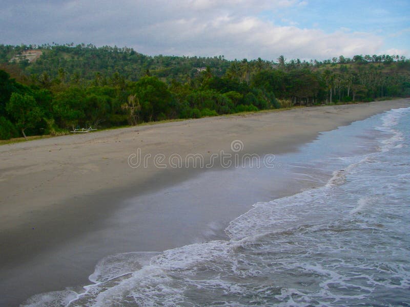 Floresta tropical verde e a praia durante o por do sol imagem de stock royalty free Floresta tropical verde e a praia durante o por do sol imagem de stock royalty free