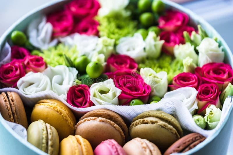 Caixa de flores com macarons, Uma boa ideia para um presente amigável imagens de stock royalty free