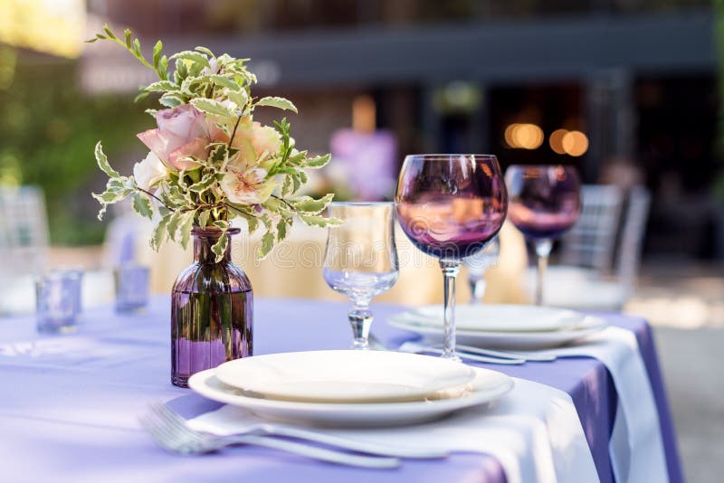 Floresça decorações da tabela para feriados e jantar de casamento A tabela ajustou-se para o feriado, o evento, o partido ou o co fotos de stock Floresça decorações da tabela para feriados e jantar de casamento A tabela ajustou-se para o feriado, o evento, o partido ou o co fotos de stock