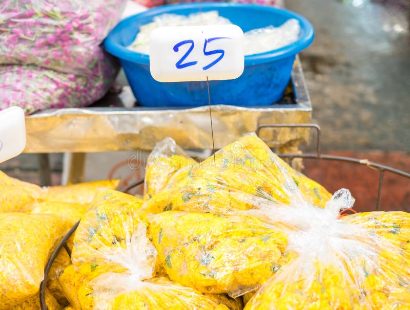 Florezca el mercado en Tailandia, grupo de venta del bolso de la maravilla en el mercado imagen de archivo Florezca el mercado en Tailandia, grupo de venta del bolso de la maravilla en el mercado imagen de archivo
