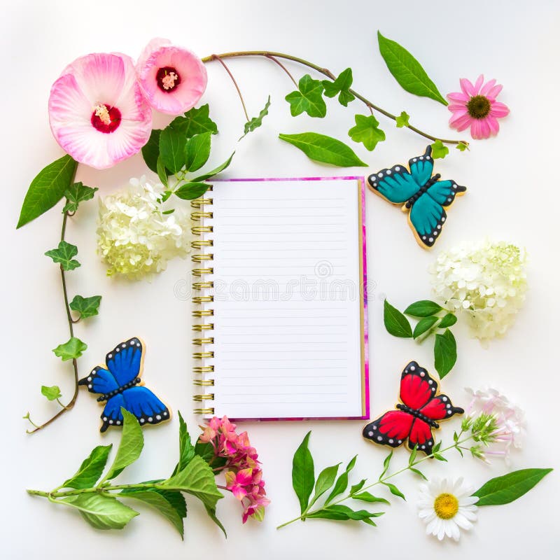 Flori colorate și compoziție florală de fluturi de casă cu carnet pe fond deschis. stock images