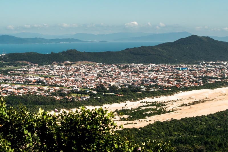 FLORIANOPOLIS, SANTA CATARINA/BRASILE - 5 MARZO 2019 la vista aerea dalla cima di Morro il das Aranhas, Praia fa Santinho e la Pr fotografia stock FLORIANOPOLIS, SANTA CATARINA/BRASILE - 5 MARZO 2019 la vista aerea dalla cima di Morro il das Aranhas, Praia fa Santinho e la Pr fotografia stock