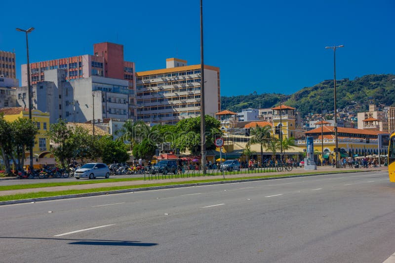 FLORIANOPOLIS, БРАЗИЛИЯ - 8-ОЕ МАЯ 2016: славный взгляд пустой улицы с серией пешеходов на угле вне стоковые фото FLORIANOPOLIS, БРАЗИЛИЯ - 8-ОЕ МАЯ 2016: славный взгляд пустой улицы с серией пешеходов на угле вне стоковые фото