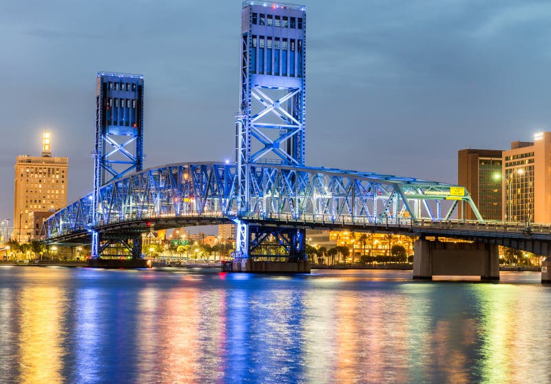 florida jacksonville Staden tänder på natten med bron och rive arkivfoto florida jacksonville Staden tänder på natten med bron och rive arkivfoto