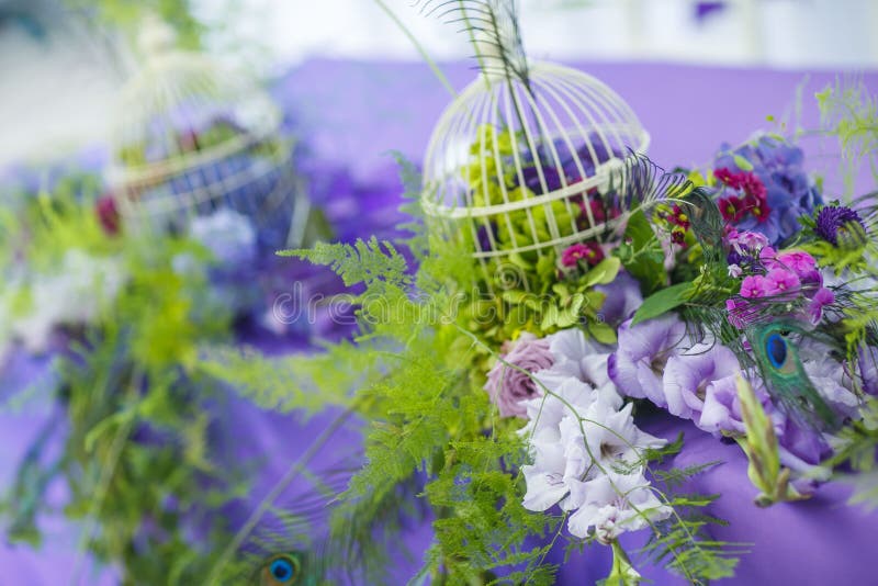 Floristics Brautblumenstrauß und Boutonniere mit einem grünen Band auf einem dunklen hölzernen Hintergrund Blumen: Anemone zamiok lizenzfreie stockfotos Floristics Brautblumenstrauß und Boutonniere mit einem grünen Band auf einem dunklen hölzernen Hintergrund Blumen: Anemone zamiok lizenzfreie stockfotos