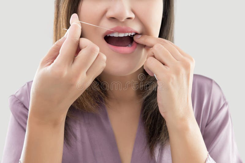 Flossing Zähne der Frau mit Zahnseide stockfoto Flossing Zähne der Frau mit Zahnseide stockfoto