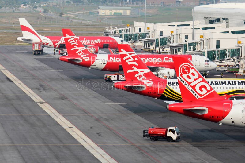 Flota AirAsia budżeta linii lotniczej samoloty obrazy stock Flota AirAsia budżeta linii lotniczej samoloty obrazy stock