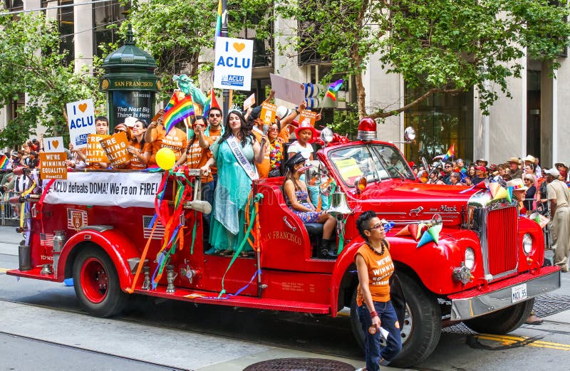 Flotador del coche de bomberos de San Francisco Pride Parade ACLU imágenes de archivo libres de regalías Flotador del coche de bomberos de San Francisco Pride Parade ACLU imágenes de archivo libres de regalías