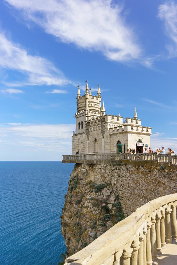 Flottement au-dessus du nid de l'hirondelle gothique vieille d'un siècle de château de mer sur la roche de l'aurore Attraction po photographie stock Flottement au-dessus du nid de l'hirondelle gothique vieille d'un siècle de château de mer sur la roche de l'aurore Attraction po photographie stock