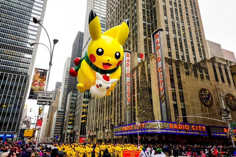 Flotteurs De Ballon De Pokemon Pikachu Dans Le Ciel Durant Le