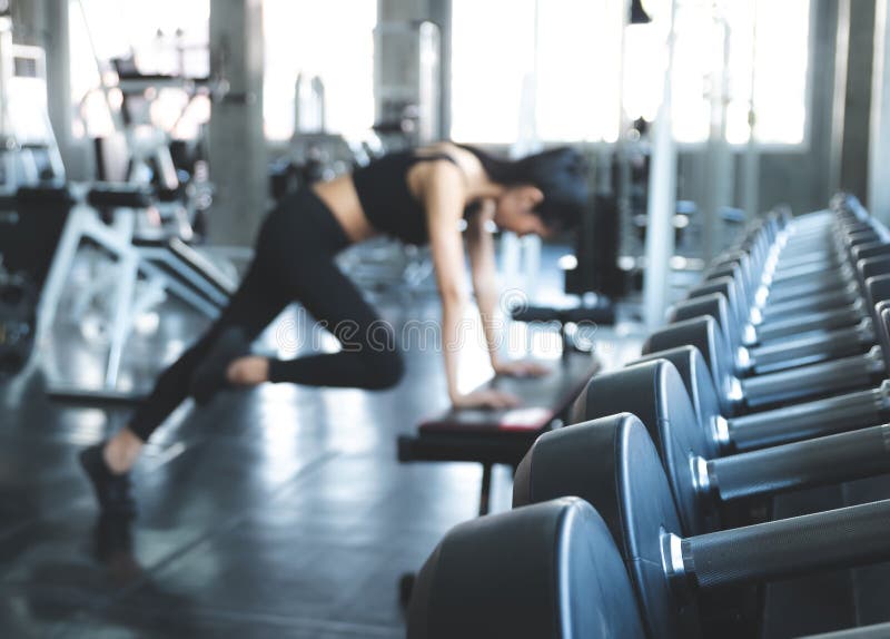Flou dans de belles femmes de fond établissant dans le seul sport image libre de droits